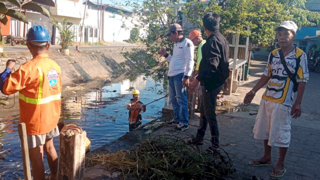 Giat Sabtu Bersih, Pemerintah Kecamatan Makassar Bersihkan Kanal Barabaraya Selatan