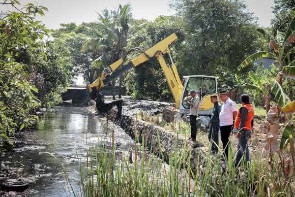 Terima Aduan Kelurahan, Satgas Drainase PU Gerak Cepat Keruk Kanal Buloa