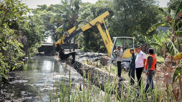 Terima Aduan Kelurahan, Satgas Drainase PU Gerak Cepat Keruk Kanal Buloa