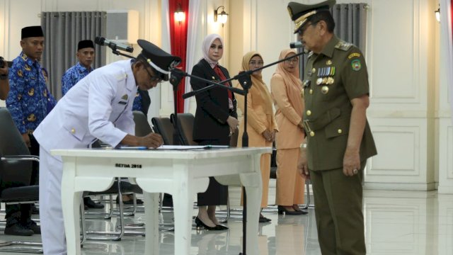 Lantik Harumin Sebagai Lurah Rampoang, Walikota Palopo Judas Amir: Jaga Amanah