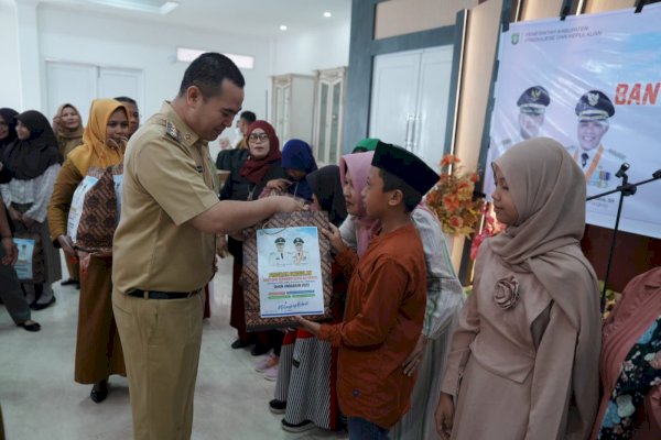 Sambut Tahun Ajaran Baru, Bupati Pangkep Yusran Bagikan Seragam Sekolah Gratis