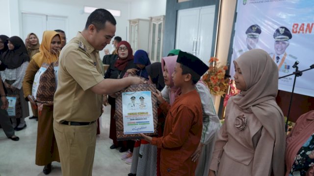 Sambut Tahun Ajaran Baru, Bupati Pangkep Yusran Bagikan Seragam Sekolah Gratis