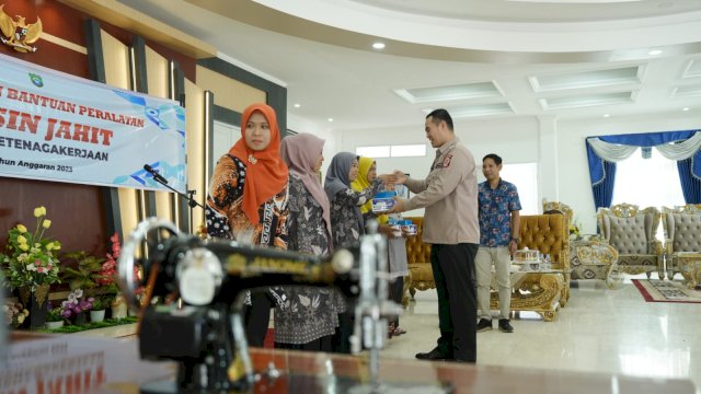 Bupati Pangkep Yusran&nbsp; Bagikan 60 Mesin Jahit