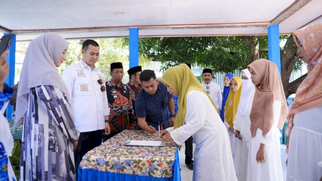 Hadiri Pelantikan BKMT se Kecamatan Liukang Tupabiring, Bupati Pangkep Yusran Bagikan Insentif Guru Mengaji