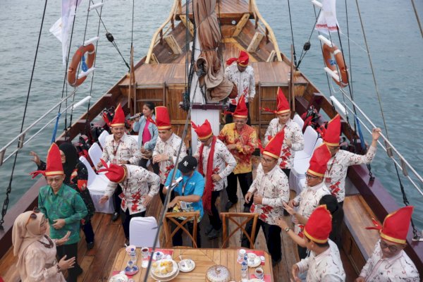 Tiga Kapal Phinisi Antar Rombongan Wali Kota se-Indonesia Keliling Pantai Losari Makassar