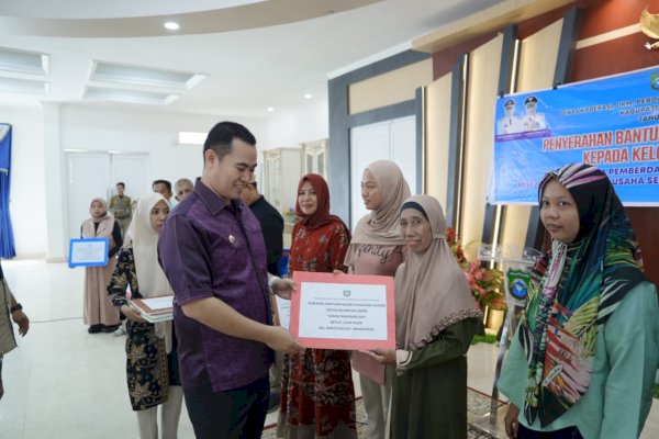 Bupati Pangkep Yusran Serahkan Bantuan Peralatan untuk Pelaku UMKM dan IKM