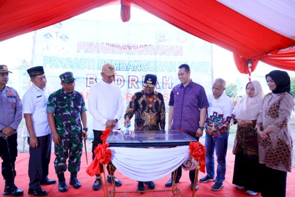 Didamping Bupati Yusran dan Wabup Syahban Sammana, Gubernur Andalan Teken Prasasti Pembangunan Pabrik Pembuatan Bahan Bakar dari Sampah