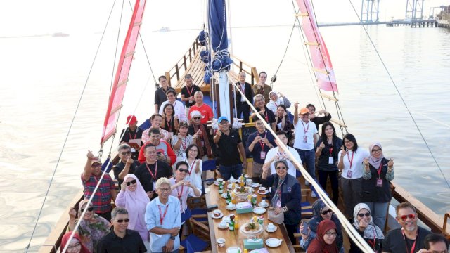Danny Pomanto dan Arsitek se-ASEAN Nikmati Senja di Pantai Losari dari Kapal Pinisi