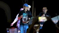 Nyanyikan Lagu Firman Kehilangan, Danny Pomanto Hibur Pengunjung Anjungan Pantai Losari