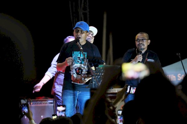 Nyanyikan Lagu Firman Kehilangan, Danny Pomanto Hibur Pengunjung Anjungan Pantai Losari