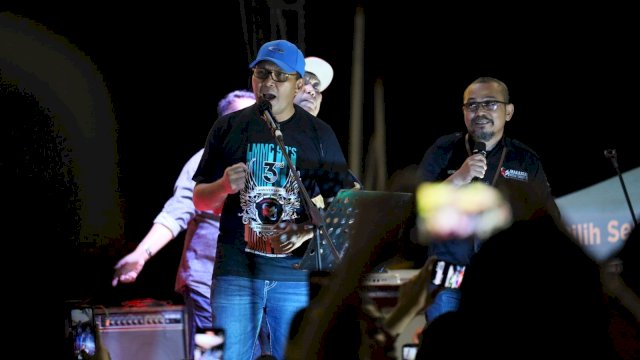 Nyanyikan Lagu Firman Kehilangan, Danny Pomanto Hibur Pengunjung Anjungan Pantai Losari