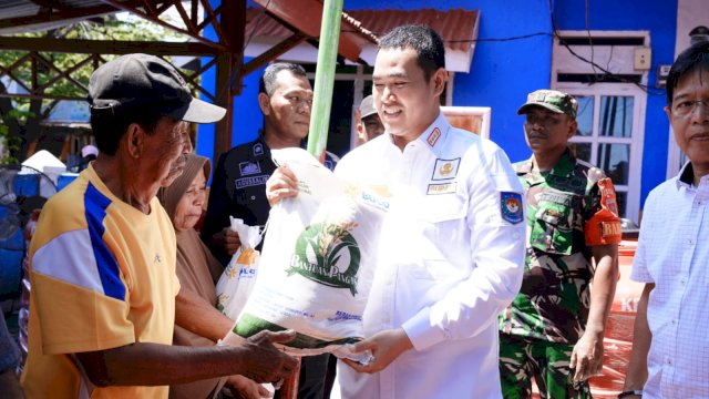 Bupati Yusran Serahkan Bantuan ke Warga Tiga Kelurahan di Pangkajene