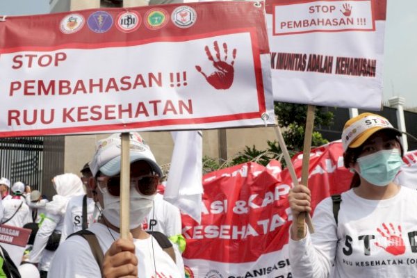 Dokter dan Tenaga Kesehatan Demo Kepung DPR, Tolak Pengesahan RUU Kesehatan-Sindir Menkes Bukan Dokter