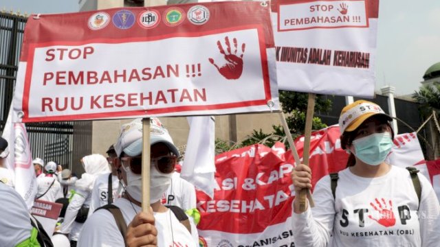 Dokter dan Tenaga Kesehatan Demo Kepung DPR, Tolak Pengesahan RUU Kesehatan-Sindir Menkes Bukan Dokter