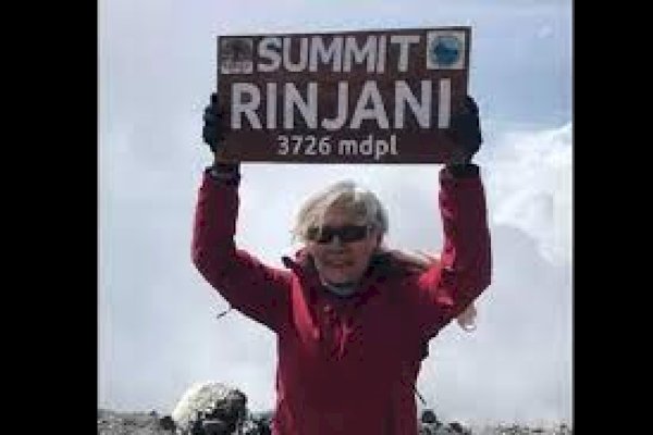 Daki Gunung Rinjani, Anar Tiur Samosir Nenek 71 Tahun Raih Rekor MURI