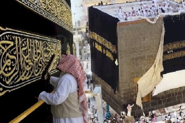 Momen Bersejarah Kiswah Ka’bah Diganti saat Tahun Baru Islam