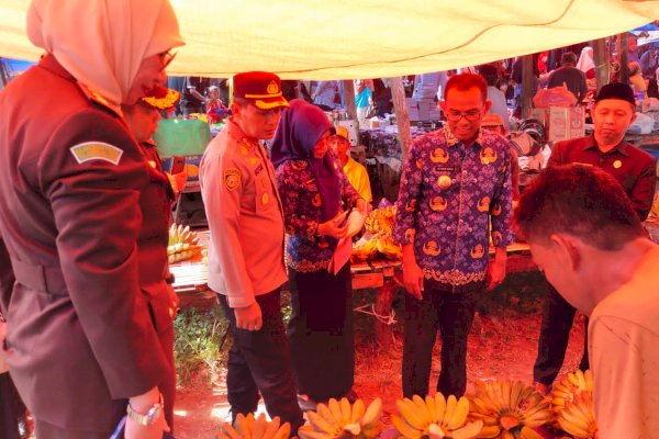 Jaga Kestabilan Harga Jelang Idhul Adha, Pj Bupati Takalar Sidak Pasar