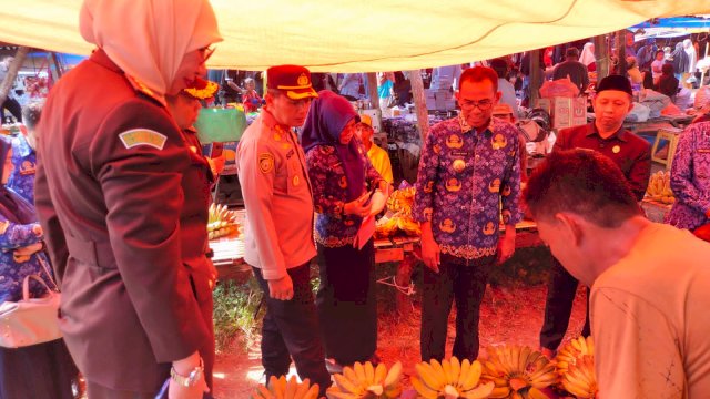 Jaga Kestabilan Harga Jelang Idhul Adha, Pj Bupati Takalar Sidak Pasar