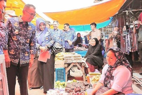 Pj Bupati Takalar Setiawan Pantau Harga Bahan Pokok di Pasar Palleko: Sejauh Ini Masih Aman