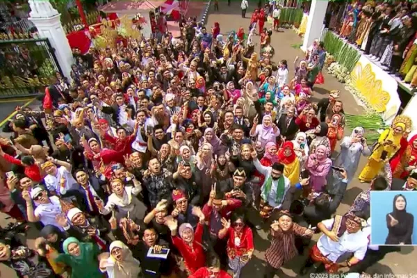 Kehebohan Joget Massal di Istana Merdeka saat Putri Ariani Nyanyikan Lagu Rungkad: Bikin Jokowi Goyang