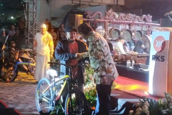 Seperti Jokowi, Anies Beri Kuis dan Hadiahkan Sepeda ke Warga di Acara PKS