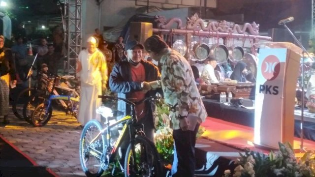 Anies Beri Kuis dan Hadiahkan Sepeda ke Warga.(F-INT)