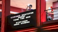 Musisi Oom Leo Karaoke Bareng Pengunjung F8