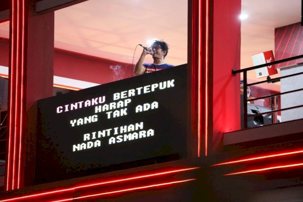 Musisi Oom Leo Karaoke Bareng Pengunjung F8