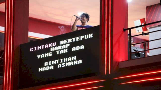 Musisi Oom Leo Karaoke Bareng Pengunjung F8