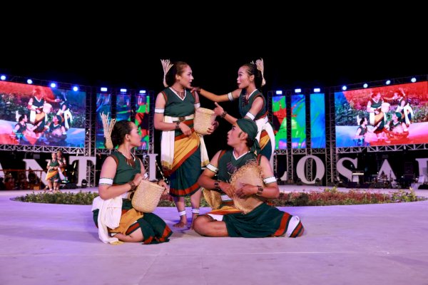 Tari Bala Tau Asal Polman dan Tari Angguk Kulonprogo Pukau Penonton F8