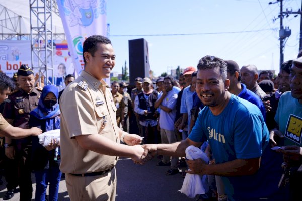 Pemkab Pangkep Bagikan 7000 Ekor Ikan Bolu