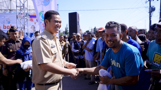 Pemkab Pangkep Bagikan 7000 Ekor Ikan Bolu