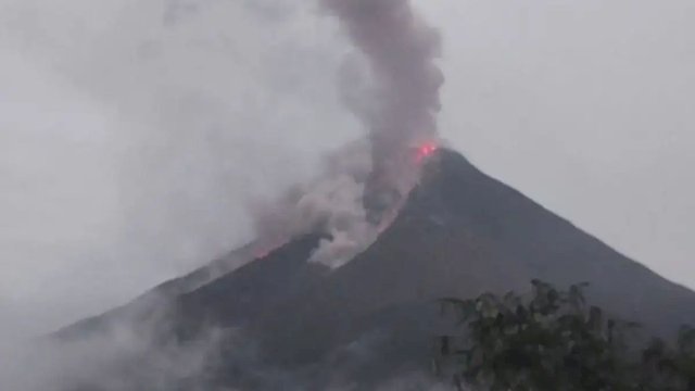 Gunung Karangetang Siaga III.(F-INT)