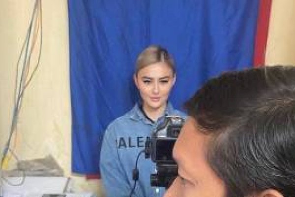 Agnez Mo Bikin KTP Elektronik di Kelurahan Kedoya Utara