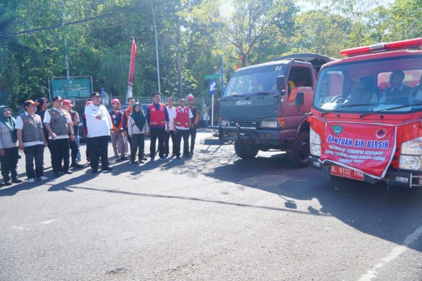 Antisipasi Dampak Kemarau Panjang di Maros, Tim Satgas Air Bersih Salurkan Air ke Titik Lokasi Kekeringan