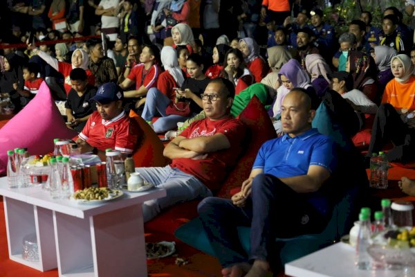 Wali Kota Danny Pomanto, Kapolrestabes Makassar dan Masyarakat Nobar Indonesia vs Vietnam di Festival F8