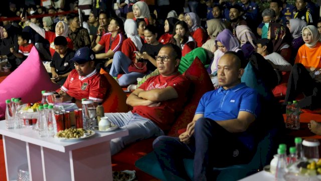 Wali Kota Danny Pomanto, Kapolrestabes Makassar dan Masyarakat Nobar Indonesia vs Vietnam di Festival F8