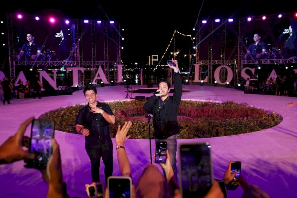 Aksi Nyentrik Jeje Govinda Bius Pengunjung Makassar F8