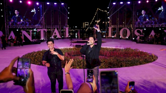 Aksi Nyentrik Jeje Govinda Bius Pengunjung Makassar F8