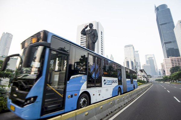 Tekan Polusi, Jokowi Minta Bus Listrik Transjakarta Ditambah