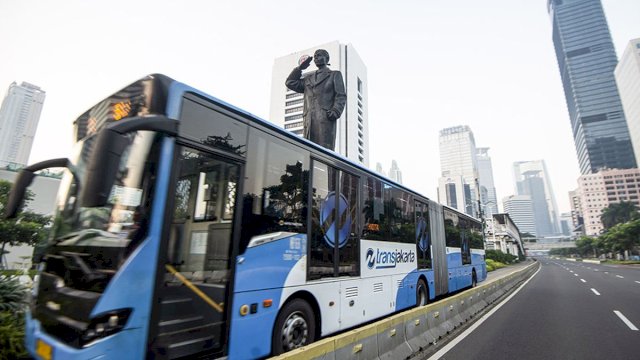 Tekan Polusi, Jokowi Minta Bus Listrik Transjakarta Ditambah