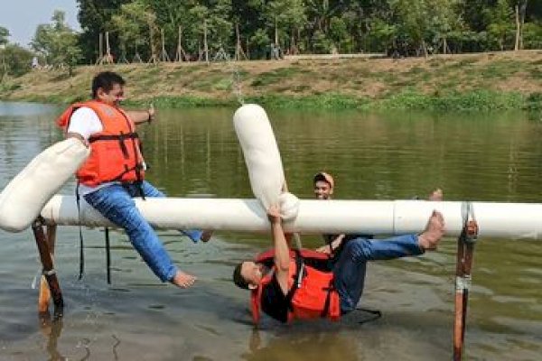 Anies Tercebur ke Waduk Usai Kalah Lomba Gebuk Bantal