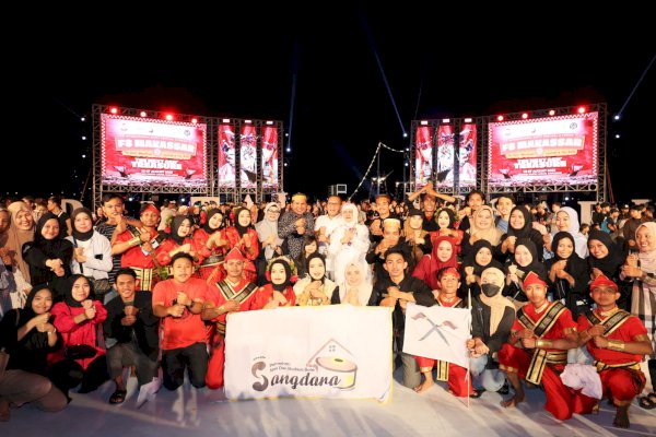 Pertunjukkan Sigajang Laleng Lipa oleh Pemerhati Seni dan Budaya Bone Sangdara Tutup Kemeriahan F8