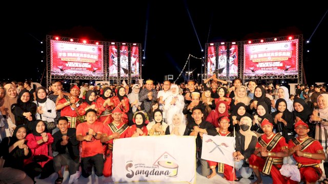 Pertunjukkan Sigajang Laleng Lipa oleh Pemerhati Seni dan Budaya Bone Sangdara Tutup Kemeriahan F8