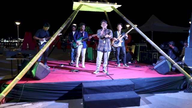 Band Karsa Erunoia Excited Tampil di Event F8