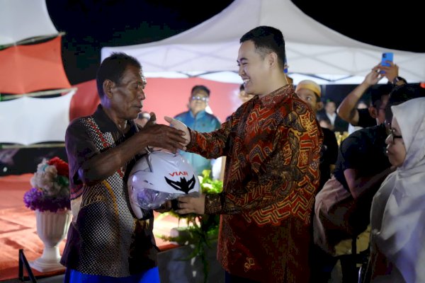 Bupati Pangkep Yusran Serahkan Alat Bantu untuk Disabilitas