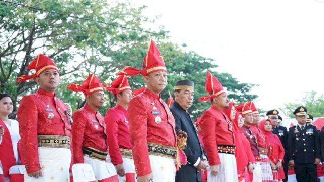 Pakai Baju Adat, Camat Alamsyah Sahabuddin Turut Hadiri Upacara Pengibaran Bendera Merah Putih di Anjungan Losari