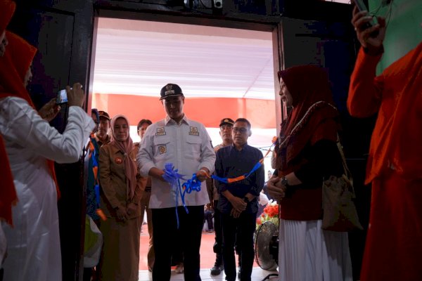 Bupati Pangkep Yusran Bagikan Bantuan dan Luncurkan Rumah Gizi di Kelurahan Pa’bundukang