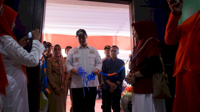 Bupati Pangkep Yusran Bagikan Bantuan dan Luncurkan Rumah Gizi di Kelurahan Pa’bundukang