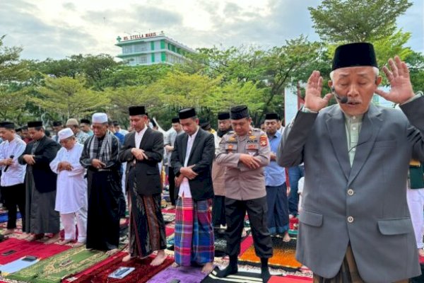 Ketua DPRD Rudianto Lallo Salat Idul Adha Bareng Warga Muhammadiyah di Pantai Losari Makassar